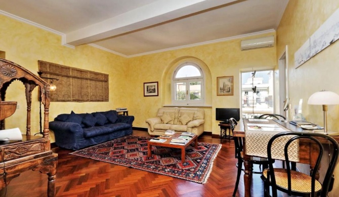 Trevi Comfortable Apartment with Terrace | Romeloft