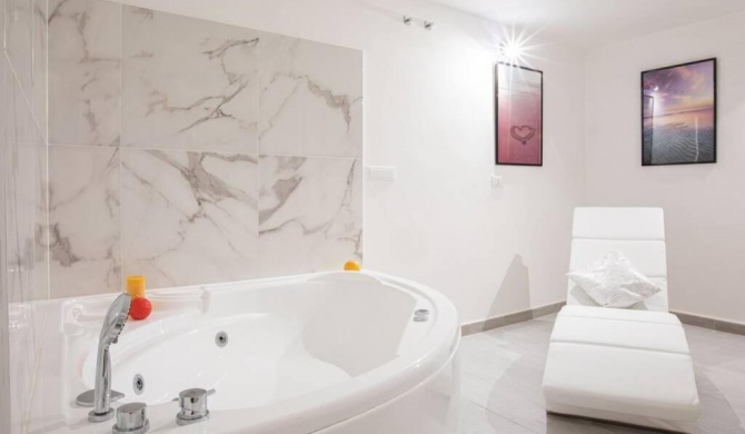 Unforgettable Split Level Jacuzzi Suite Navona - Top Collection