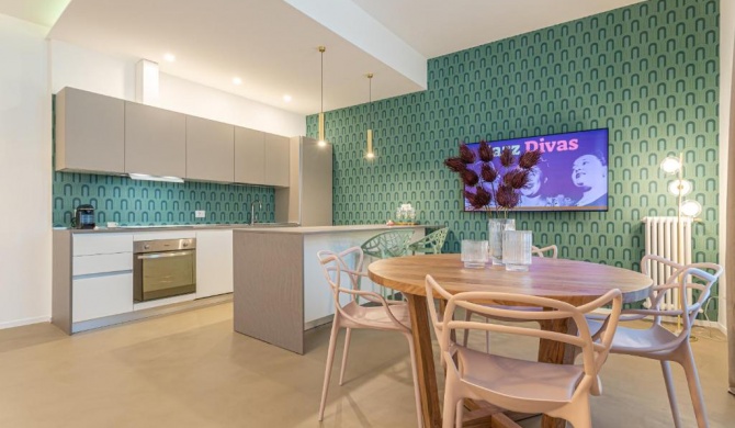 St. Peter Parrot Luxury