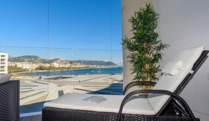 Mareluna Crescent - Luxury Seafront Experience
