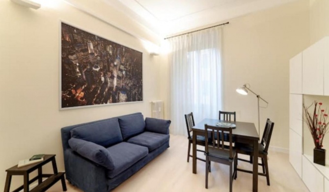 Sunny flat in elegant building close to Colosseum