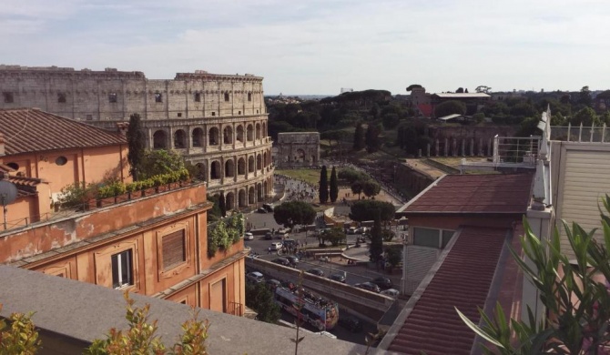 SUPERATTICO SUL COLOSSEO