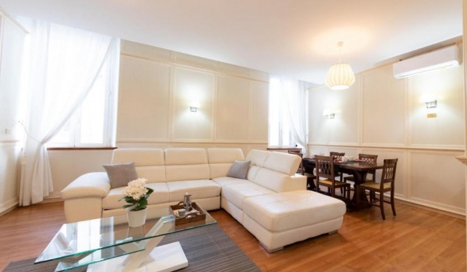 The Best Rent - Stylish one-bedroom apartment in Piazza Barberini